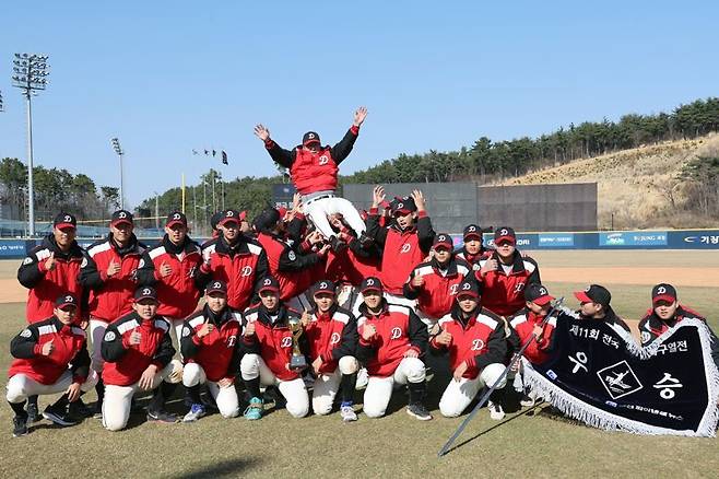 제11회 전국 명문고 야구열전에서 덕수고가 우승을 차지했다. 정윤진 감독은 통산 18회로 최다우승 감독이기도 하다. 사진=서동일 기자