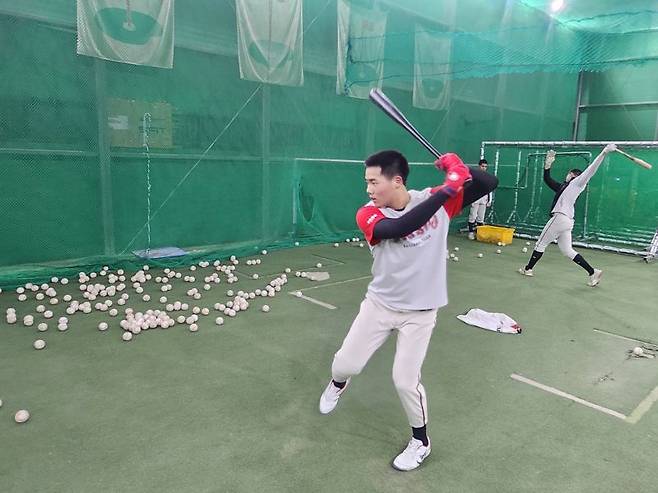 덕수고 3학년 1루수 거포 유용재가 배팅훈련을 하고 있다. 사진=전상일 기자