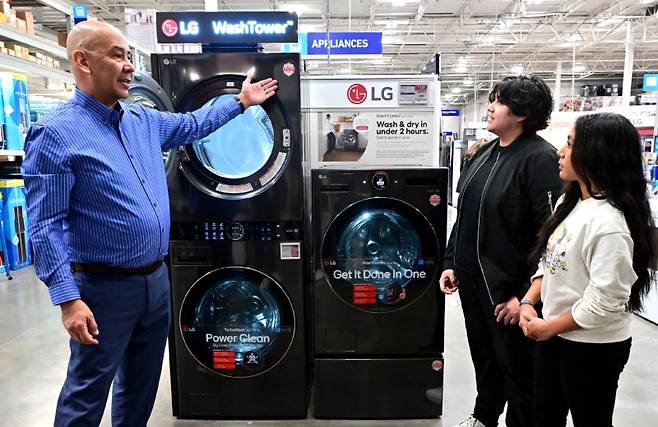 지난 9일(현지시간) 미국 로우스 라스베이거스 지점에서 매장 직원이 현지 고객에게 LG전자 카운터뎁스 냉장고를 소개하고 있다. LG전자 제공