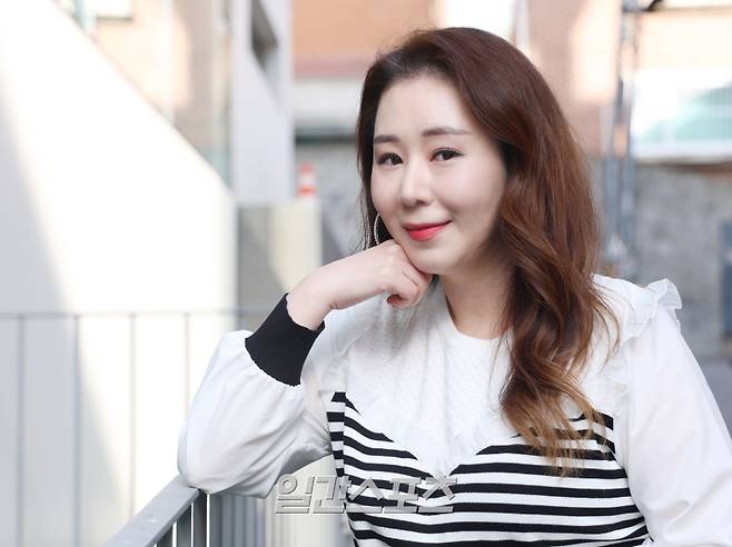 가수 겸 유튜버 오윤혜가 7일 오후 서울 마포구 서교동에서 진행된 일간스포츠와의 인터뷰에 앞서 포즈를 취하고 있다. 서병수 기자 qudtn@edaily.co.kr /2025.01.07/