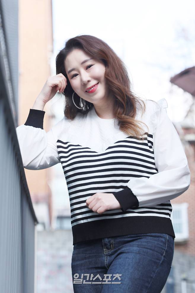 가수 겸 유튜버 오윤혜가 7일 오후 서울 마포구 서교동에서 진행된 일간스포츠와의 인터뷰에 앞서 포즈를 취하고 있다. 서병수 기자 qudtn@edaily.co.kr /2025.01.07/
