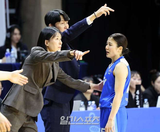 2024~2025 여자프로농구 아산 우리은행과 부산 BNK썸의 경기가 12일 오후 아산 이순신체육관에서 열렸다. 우리은행 심성영이 위성우 감독 전주원 코치로부터 작전지시를 듣고 있다. 아산=정시종 기자 capa@edaily.co.kr /2025.01.12.