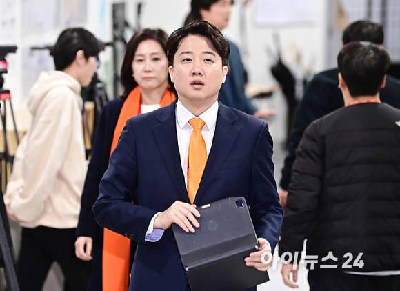 이준석 개혁신당 공동대표가 지난해 2월 20일 오전 서울 여의도 국회 소통관에서 이낙연 대표의 새로운미래와의 통합 결렬 관련 기자회견에 참석하고 있다. [사진=곽영래 기자]