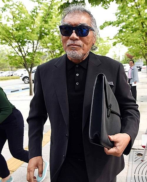 2016년 가수 나훈아가 아내 정씨가 제기한 이혼 및 재산분할 소송을 위해 경기 여주시 수원지방법원 여주지원에 출석하는 모습. 사진 뉴시스