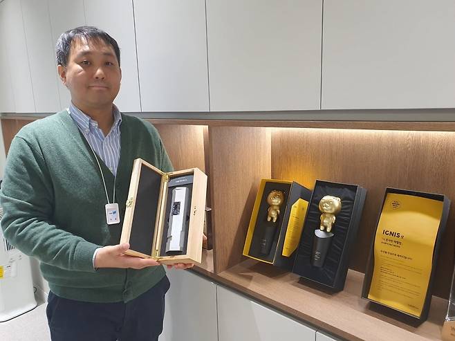 한웅 실장이 2024 웹툰 어워드 트로피를 들어보이고 있다. 윤현주 기자