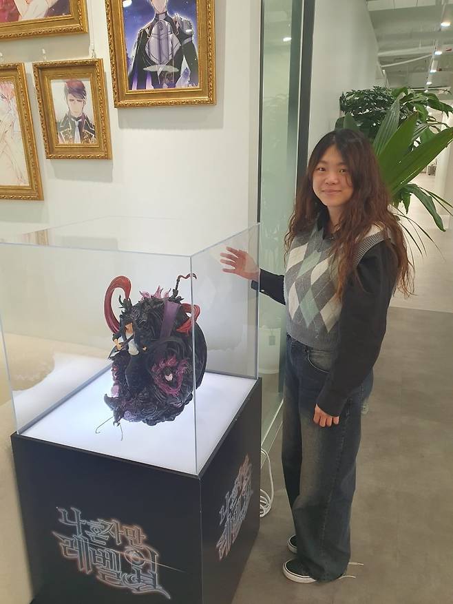 윤지선 사원이 나혼자만레벨업 대형 피규어를 보여주고 있다. 윤현주 기자