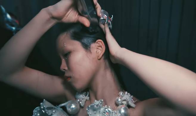 그룹 XG '워크 업' 뮤직비디오 속 멤버 코코나의 모습