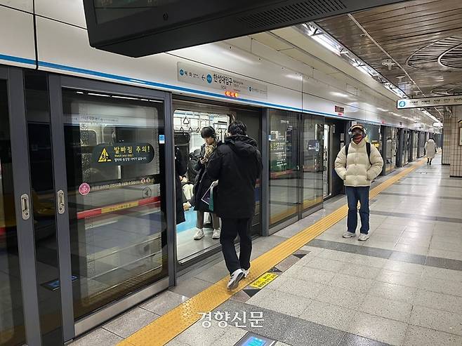 서울의 한 지하철역에서 승객들이 스크린도어가 열린 후 탑승하고 있다. 서울시 제공