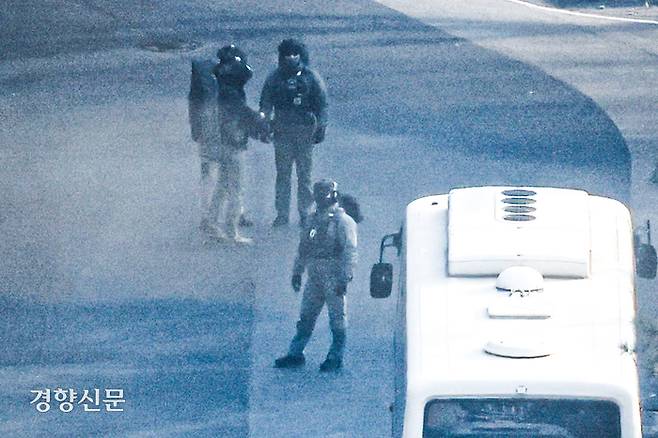 윤석열 대통령에 대한 공수처의 2차 체포영장 집행이 임박한 12일 서울 용산구 한남동 대통령 관저에서 헬멧과 전술복 등 장비를 착용한 경호처 관계자들이 경내를 살펴보고 있다. 성동훈 기자