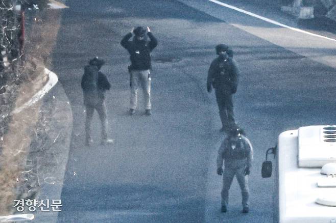 일반복 벗고 헬멧·전술복으로…삼엄한 경호 윤석열 대통령에 대한 2차 체포영장 집행이 임박한 12일 서울 용산구 한남동 대통령 관저 경내에서 전술복과 헬멧을 착용한 경호처 관계자들이 총기가 든 것으로 추정되는 가방을 멘 모습이 카메라에 잡혔다. 성동훈 기자 zenism@kyunghyang.com