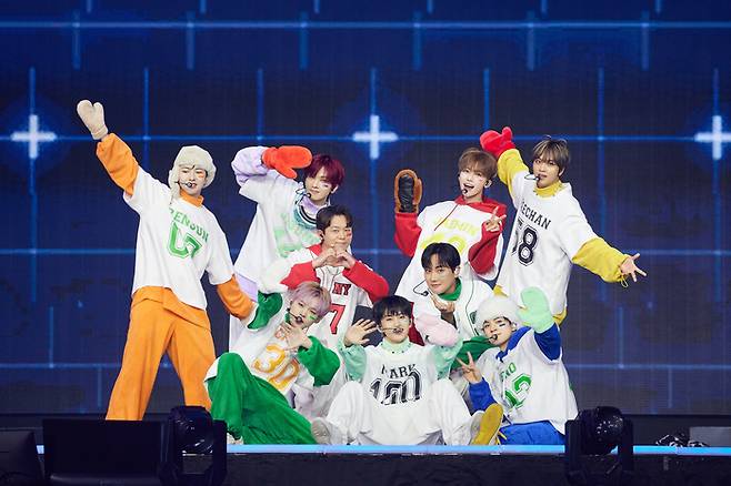 H.O.T. 강타와 토니안, NCT Dream가 ‘캔디’ 콜라보 무대를 선보이고 있다. SM엔터테인먼트 제공.