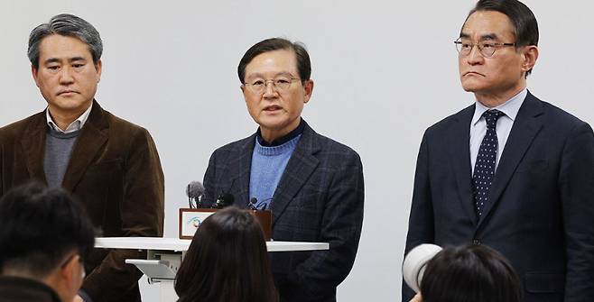 윤석열 대통령 측 윤갑근 변호사(가운데)가 8일 서울 서초구 한국컨퍼런스센터에서 열린 기자간담회에서 발언하고 있다. 연합뉴스