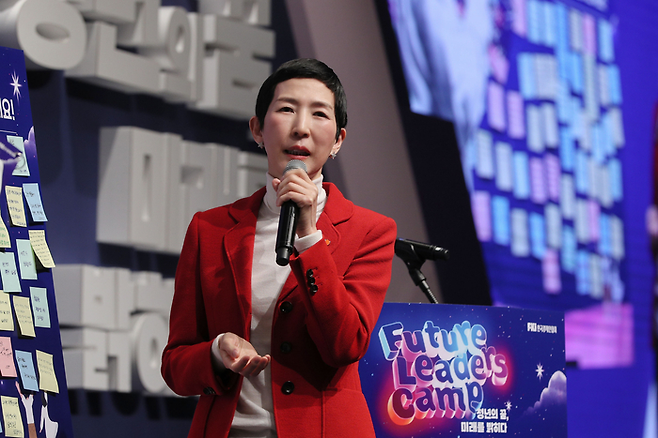 김정수 삼양라운드스퀘어 부회장이 10일 강원 강릉 라카이 샌드파인 리조트에서 열린 ‘한국경제인협회 퓨처 리더스 캠프’에 참석해 강연하고 있다. [사진 출처 = 한국경제인협회]