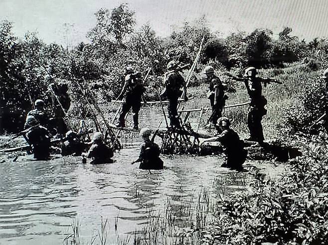 월남전 당시 미군 제9보병사단이 하천을 건너는 사진