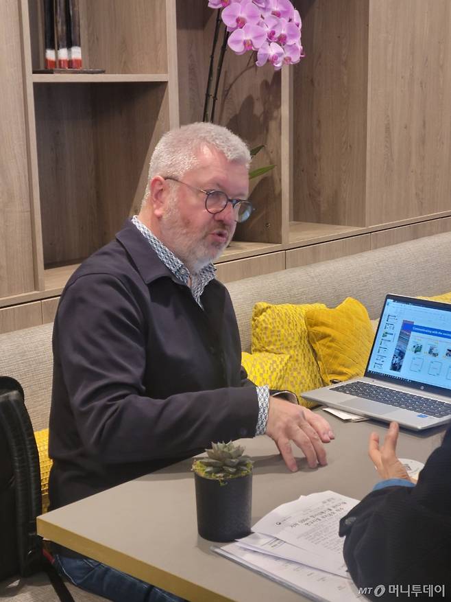 니콜라스 안드라 국제협력책임담당자가 프랑스 파리에서 머니투데이와 만나 고준위방사성폐기물처분장 건설 관련 질문에 답하고 있다. /사진=한국원자력환경공단