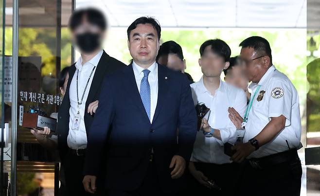 지난 2023년 8월 윤관석 전 의원이 민주당 돈봉투 사건 관련 혐의로 구속 전 피의자심문을 받기 위해 서울중앙지방법원으로 들어오고 있다. [뉴시스]