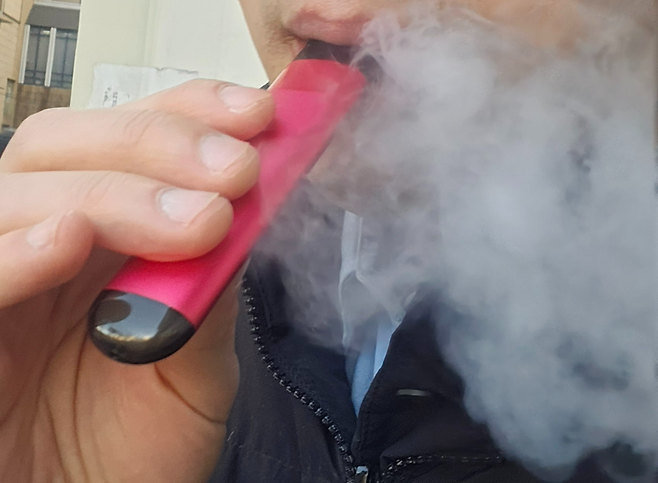 일회용 전자담배를 피는 모습.[독자 제공]