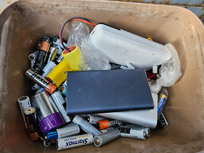 서울 종로구 한 아파트에 있는 폐건전지 쓰레기통. 김광우 기자.