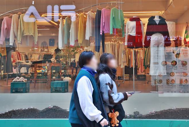 서울 시내 의류상점 모습.[연합]