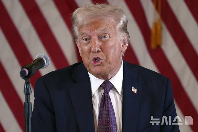 [팜비치=AP/뉴시스] 도널드 트럼프 미국 대통령 당선인이 지난 9일(현지시각) 미국 플로리다주 팜비치 마러라고에서 열린 공화당 소속 주지사들과의 회의에서 발언하고 있다. 2025.01.11.