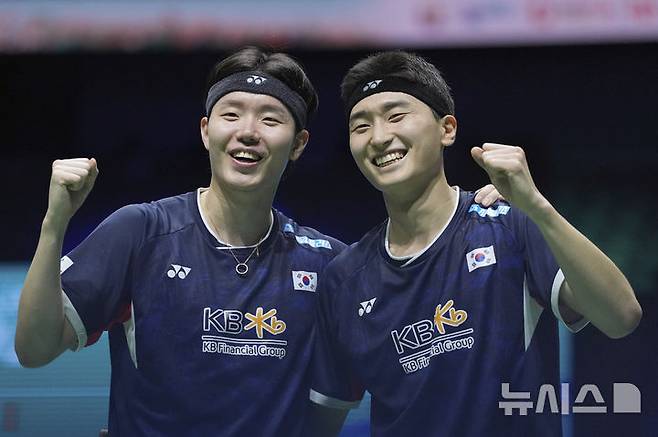 [쿠알라룸푸르=AP/뉴시스] 서승재(왼쪽)와 김원호가 11일(현지 시간) 말레이시아 쿠알라룸푸르의 부킷 잘릴 아시아타 아레나에서 열린 세계배드민턴연맹(BWF) 월드투어 슈퍼1000 말레이시아 오픈 남자 복식 준결승에서 사트위크사이라즈 란키레디-치라그 셰티 조(인도)를 꺾은 후 환호하고 있다. 서승재-김원호 조가 2-0(21-10 21-15)으로 승리하고 결승에 올라 첸보양-리우이 조(중국)와 우승을 다툰다. 2025.01.12.