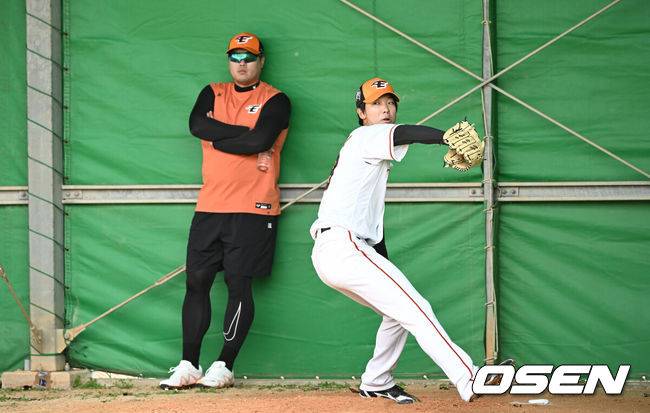 [OSEN=조은정 기자]&nbsp;한화 류현진(왼쪽)이 황준서의 불펜 피칭을 지켜보고 있다. 2024.02.28 /cej@osen.co.kr