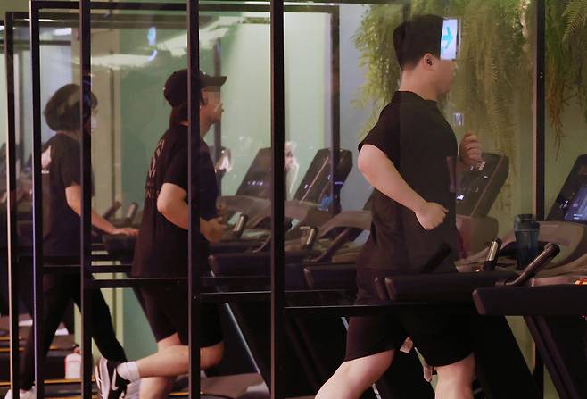 운동으로 소모되는 에너지는 생각보다 크지 않다. 사진은 2023년 1월30일 부산의 한 헬스장에서 운동하고 있는 사람들의 모습. ⓒ연합뉴스