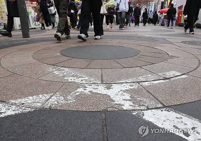 '강달러·탄핵' 경기 위축 우려 (서울=연합뉴스) 이재희 기자 = 30일 서울 중구 명동길을 찾은 시민들이 이동하고 있다. 달러 강세와 탄핵정국에 이어 제주항공 참사까지 이어지며 소비 심리 위축으로 경기가 더 어려워질 것이라는 추측이 나오고 있다. 2024.12.30 scape@yna.co.kr