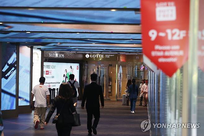 여행 수요 회복에도 면세점 1인 구매액 감소 (서울=연합뉴스) 강민지 기자 = 여행 수요 회복에도 올해 1인당 면세점 구매액이 50만원대로 줄어든 19일 서울의 한 면세점 앞에 쇼핑객들이 오가고 있다. 업계에 따르면 면세점 매출액을 구매객 수로 나눈 1인당 구매액은 전년 68만6천원에서 올해 53만5천원으로 22% 감소했다.  2024.8.19 mjkang@yna.co.kr
