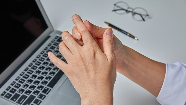 장시간의 컴퓨터 사용과 잦은 가사노동 등으로 손가락 관절통을 겪는 사람들이 많다｜출처: 게티이미지뱅크