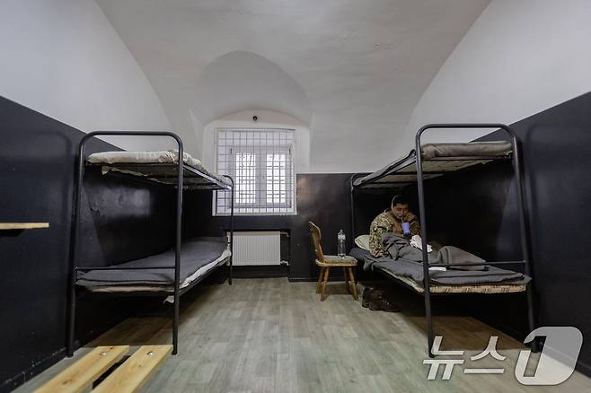 볼로디미르 젤렌스키 우크라이나 대통령은 11일(현지시간) 우크라이나군이 러시아 서부 쿠르스크 지역에서 북한 군인 2명을 생포했다고 밝혔다. 사진은 젤렌스키 대통령이 공개한 북한 군인. (젤렌스키 대통령 X 캡처) 2025.1.12/뉴스1 ⓒ News1 김진환 기자