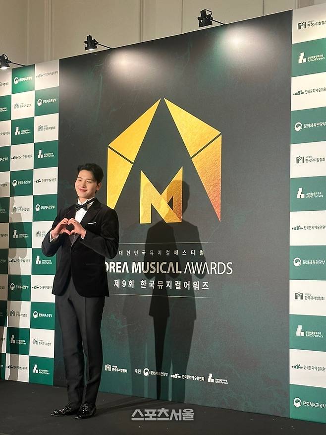 김민석이 13일 제9회 한국뮤지컬어워즈에서 뮤지컬 데뷔작 ‘하데스타운’의 ‘오르페우스’로서 ‘남자신인상’을 받았다. 사진 | 표권향 기자