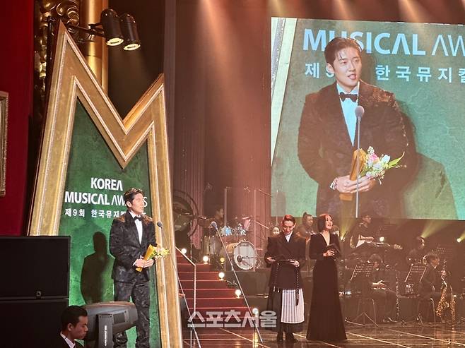 뮤지컬 ‘그레이트코멧’의 ‘아나톨’을 연기한 고은성이 13일 제9회 한국뮤지컬어워즈에서 ‘남우조연상’을 받았다. 사진 | 표권향