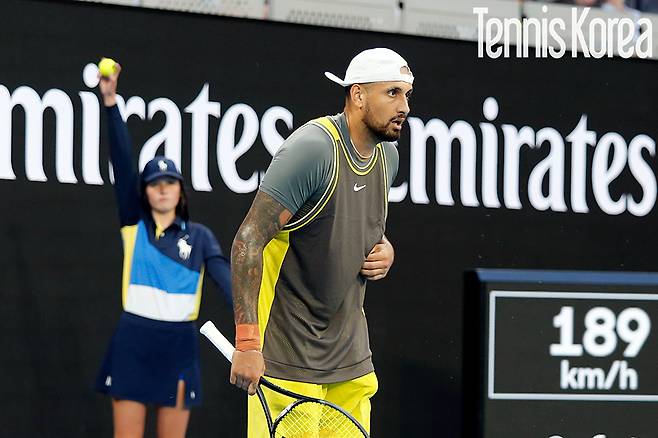 불편한 듯 계속 명치 쪽을 붙잡았던 키리오스