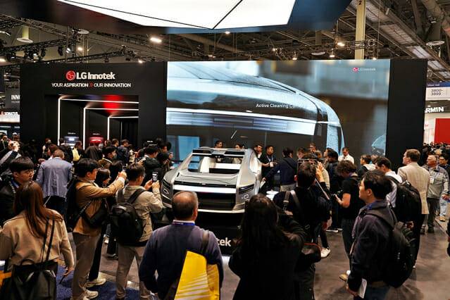 라스베이거스 컨벤션센터(LVCC) 웨스트홀에 마련된 CES 2025 LG이노텍 전시부스를 찾은 관람객들의 모습.(사진=LG이노텍)