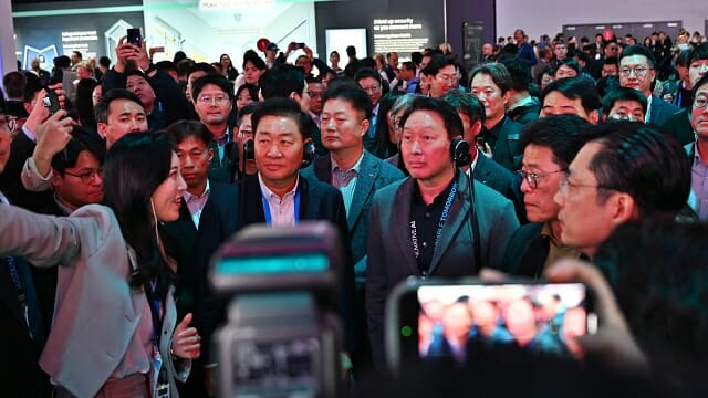 삼성전자 부스에 도착한 최태원 회장. (사진=지디넷코리아)