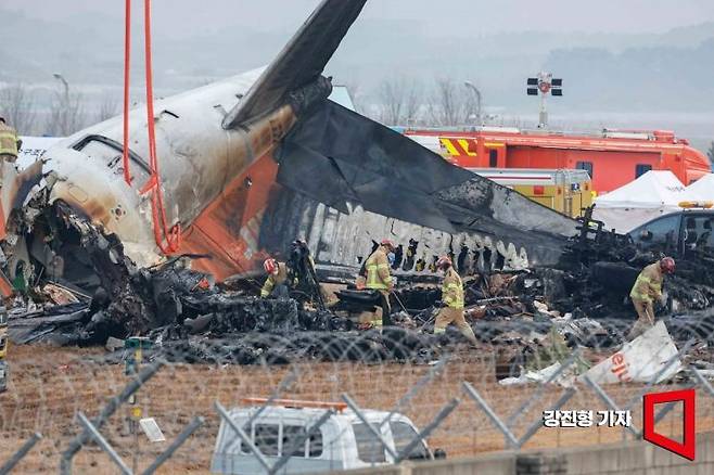 30일 전남 무안국제공항에서 발생한 제주항공 여객기 충돌 폭발 사고 현장에서 소방대원들이 유류품을 탐색하고 있다. 강진형 기자