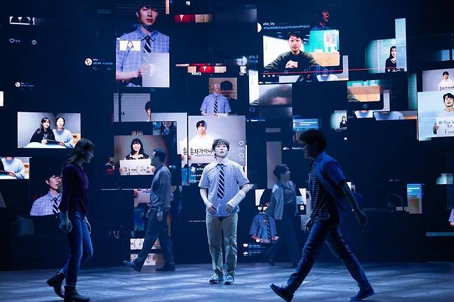 제9회 한국뮤지컬어워즈에서 작품상(400석 이상)을 받은 '디어 에반 핸슨' 공연 장면. /에스앤코