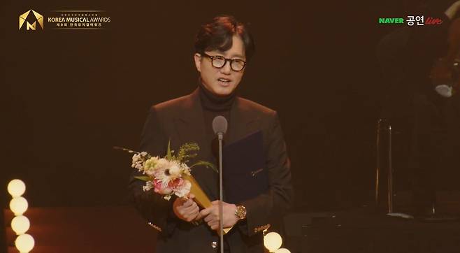 제9회 한국뮤지컬어워즈에서 대상을 받은 '일 테노레' 제작자 신춘수 오디컴퍼니 대표. /네이버TV 영상 캡처·뉴스1