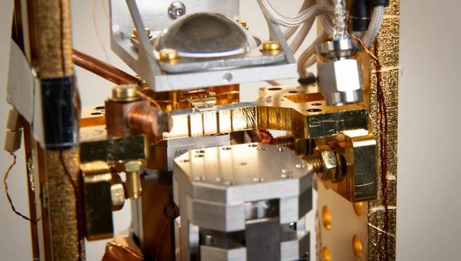 미국 하버드대와 아마존웹서비스(AWS) 공동 연구진은 보스턴과 케임브리지를 잇는 약 35㎞ 길이의 광섬유를 통해 양자 정보를 전송하는 데 성공했다. 사진은 전송을 위한 양자컴퓨터./하버드대