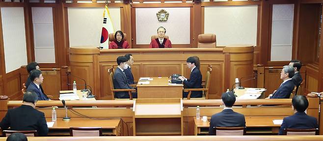 김형두(오른쪽) 헌법재판관과 김복형 헌법재판관이 13일 서울 종로구 헌법재판소 소심판정에서 열린 한덕수 국무총리 탄핵심판 첫 변론준비기일을 진행하기 위해 자리하고 있다. /뉴스1