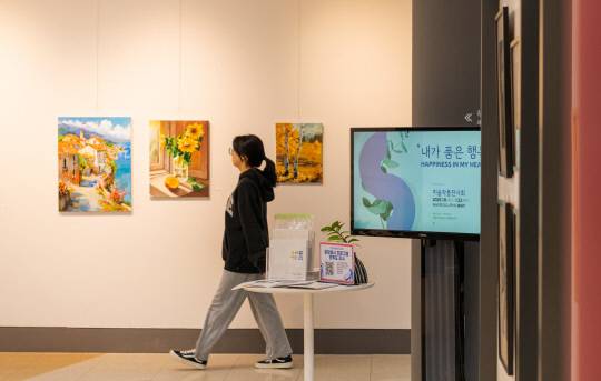 충남대학교는 도서관 전시공간을 신인·지역 작가에게 지원하는 프로젝트 '플라이업'의 열두 번째 전시회를 이달 22일까지 개최하는 가운데 한 시민이 전시장을 둘러보고 있다. 충남대학교 제공