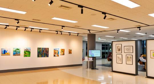 충남대학교는 도서관 전시공간을 신인·지역 작가에게 지원하는 프로젝트 '플라이업'의 열두 번째 전시회를 이달 22일까지 개최하는 가운데 전시장의 모습. 충남대학교 제공