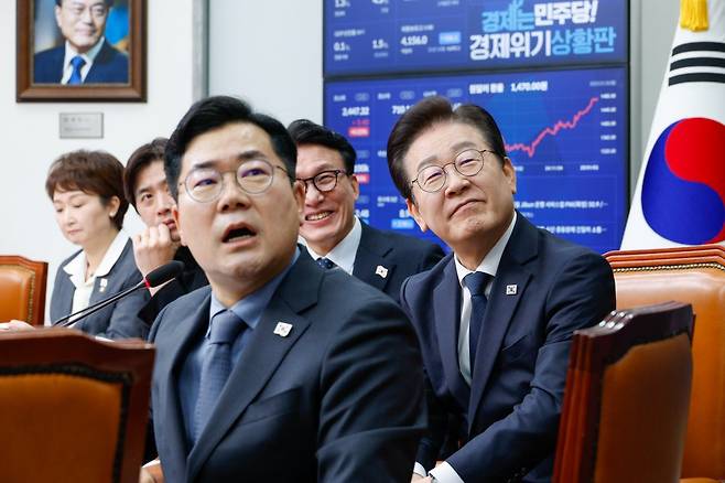 더불어민주당 이재명 대표와 박찬대 원내대표, 최고위원들이 6일 오전 서울 여의도 국회에서 최고위원회의에 앞서 민주당 홈페이지에 마련된 허위조작 정보 신고센터 ‘민주파출소’에 대한 전용기 의원의 설명을 듣고 있다. 2025.1.6. 뉴스1