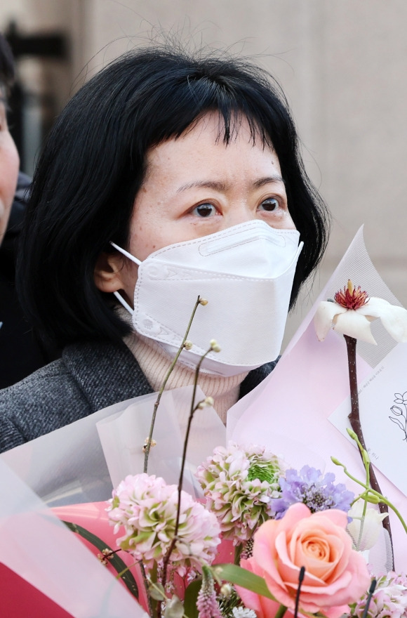 ‘24년 만에 무죄 선고’…출소하는 김신혜 씨 - ‘친부살해’ 사건 발생 24년 만에 재심에서 무죄를 선고받은 김신혜 씨가 지난 6일 오후 전남 장흥군 용산면 장흥교도소에서 석방된 뒤 발언하고 있다. 연합뉴스 제공 속보) 검찰, \'친부살해\' 혐의 김신혜 재심 무죄 선고에 항소