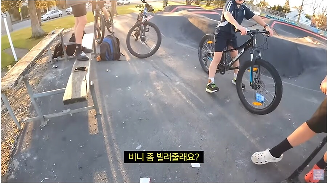 image.png 아시아인의 모자를 강탈하는 서양 어린이 .jpg 아시아인의 모자를 강탈하는 서양 어린이 .jpg