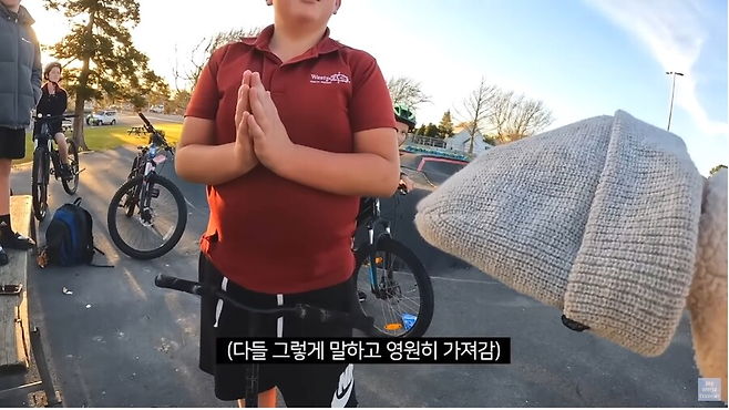 image.png 아시아인의 모자를 강탈하는 서양 어린이 .jpg 아시아인의 모자를 강탈하는 서양 어린이 .jpg