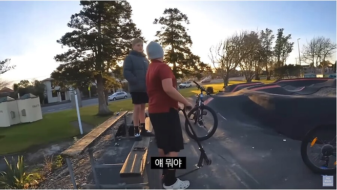 image.png 아시아인의 모자를 강탈하는 서양 어린이 .jpg 아시아인의 모자를 강탈하는 서양 어린이 .jpg