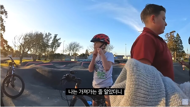 image.png 아시아인의 모자를 강탈하는 서양 어린이 .jpg 아시아인의 모자를 강탈하는 서양 어린이 .jpg