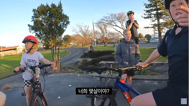 image.png 아시아인의 모자를 강탈하는 서양 어린이 .jpg 아시아인의 모자를 강탈하는 서양 어린이 .jpg